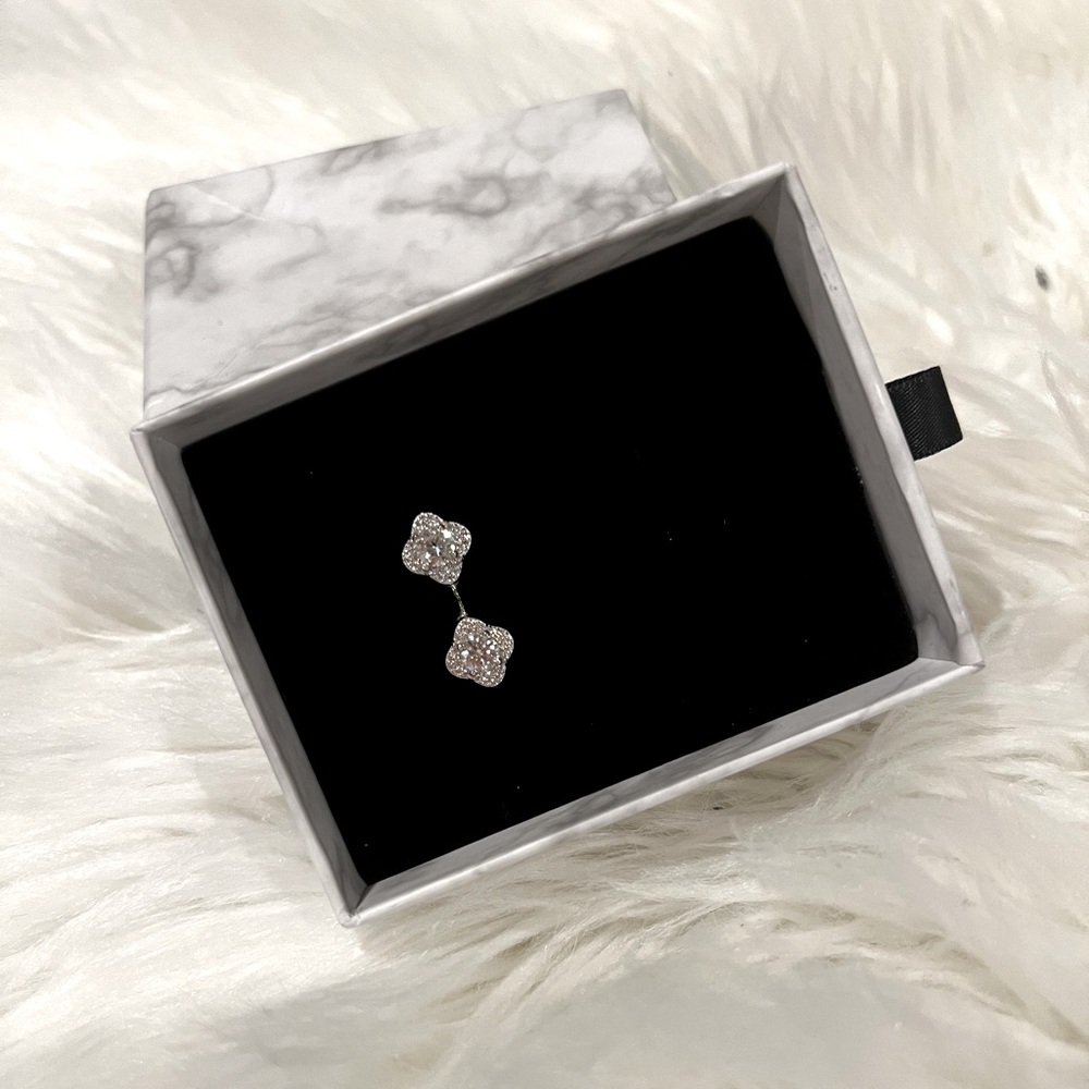 Clover Moissanite huggie earrings 
New unused